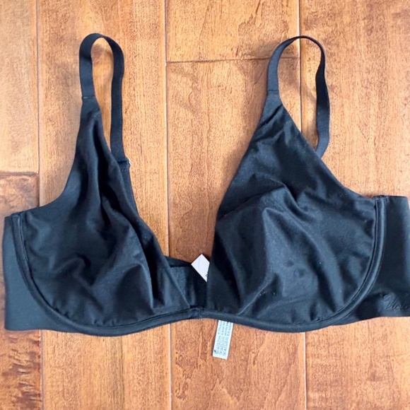 Incredible by Victoria's Secret Unlined Plunge Black Bra 38C *Discontinued* - Picture 4 of 10